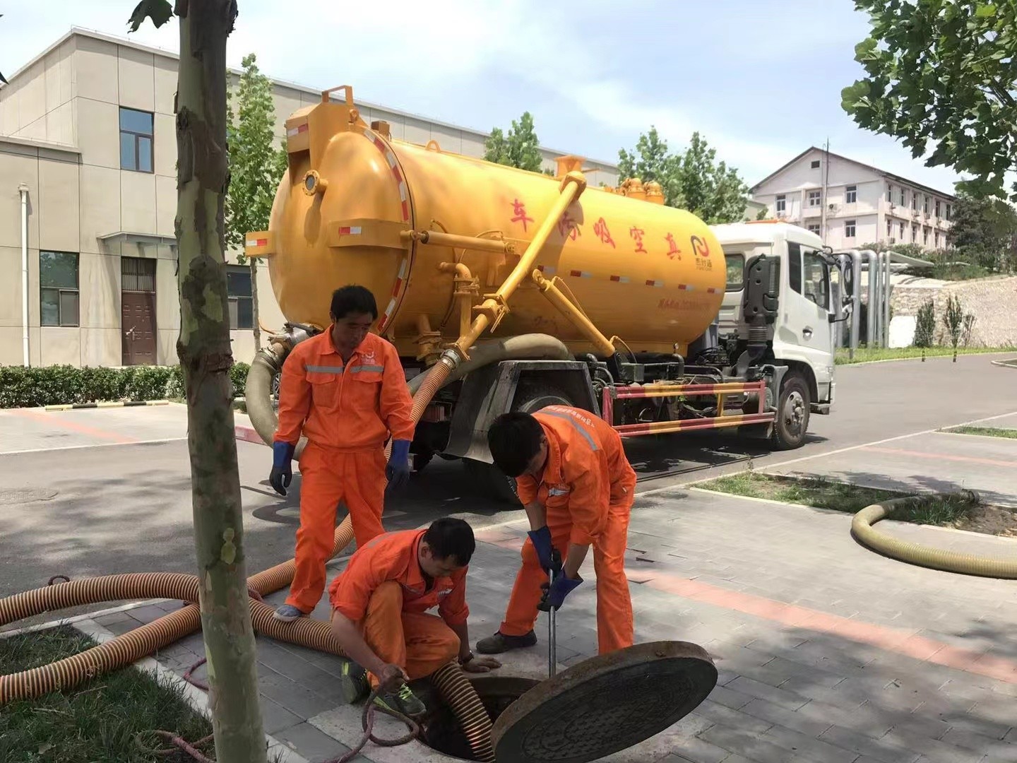 秦安管道疏通车停在窨井附近