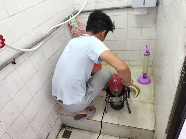 秦安肥皂掉到马桶里把马桶堵住了怎么办？马桶堵住了怎么办