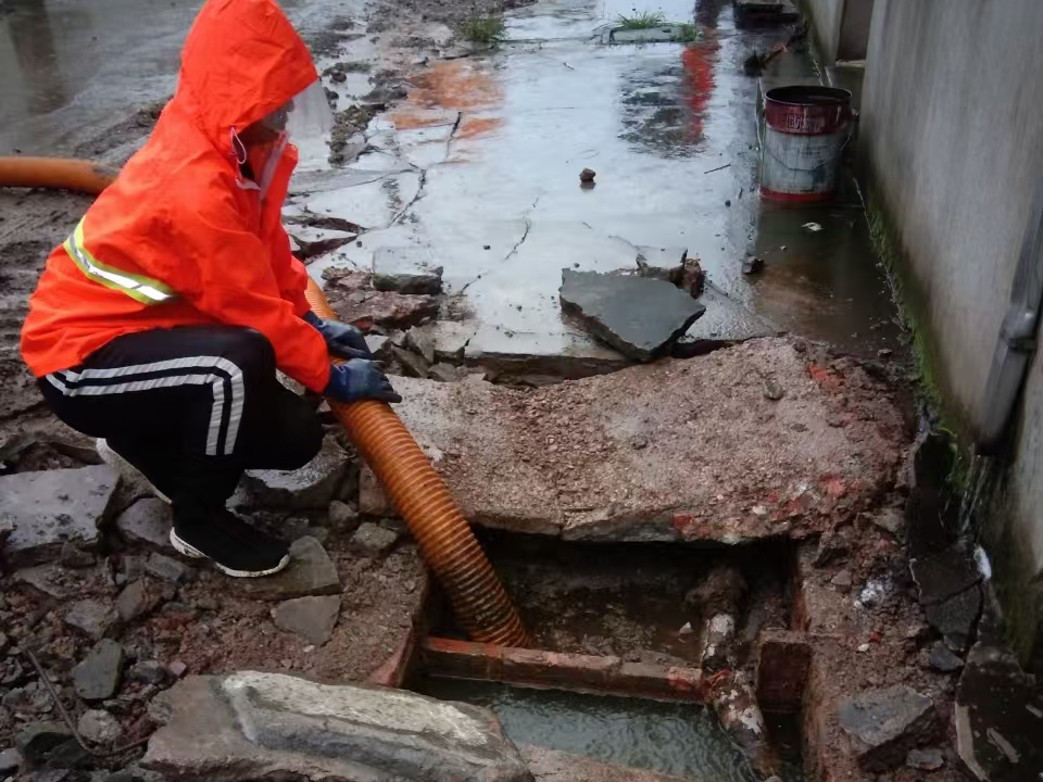 秦安专业清理污水池 炜誉市政以规范流程守护城市 “肠道”